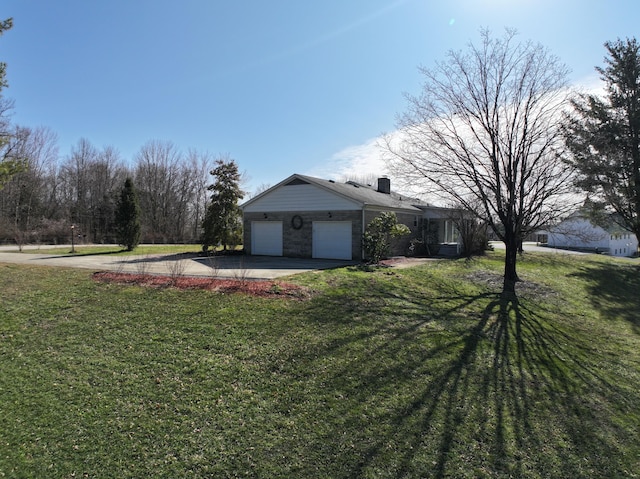 view of front of property featuring a garage and a front yard