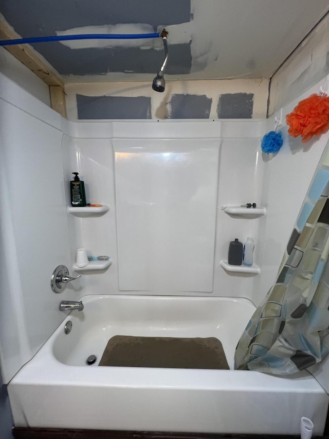 bathroom with shower / tub combo