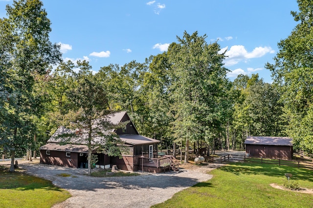 view of yard featuring an outdoor structure