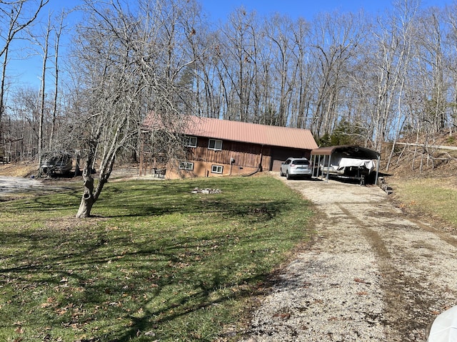 view of front of house featuring a carport and a front yard