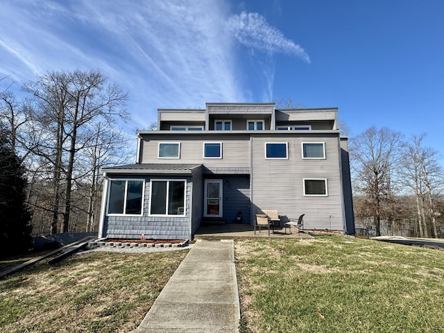 view of front of home featuring a patio area and a front yard