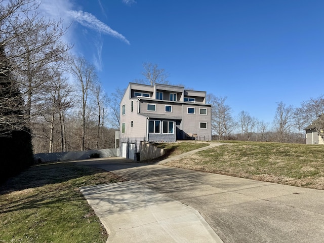 view of front of home featuring a front lawn