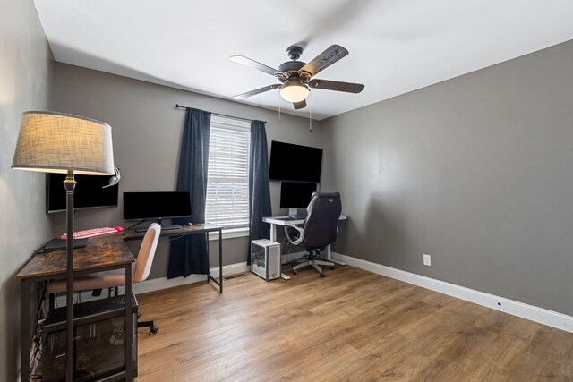 laundry room with laundry area, dark wood-style flooring, a sink, baseboards, and washer and clothes dryer