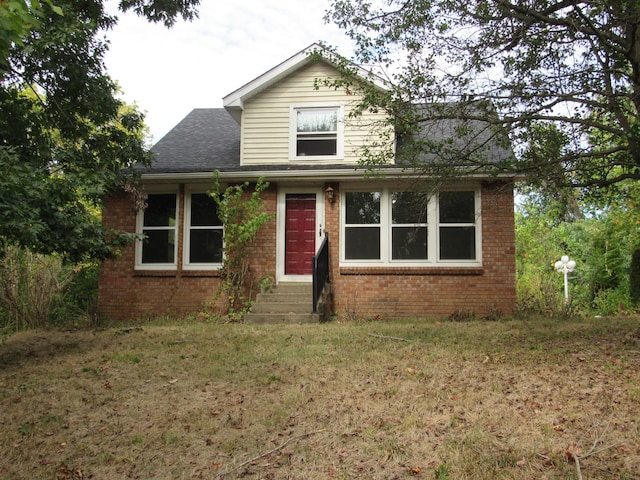 view of front facade featuring a front lawn