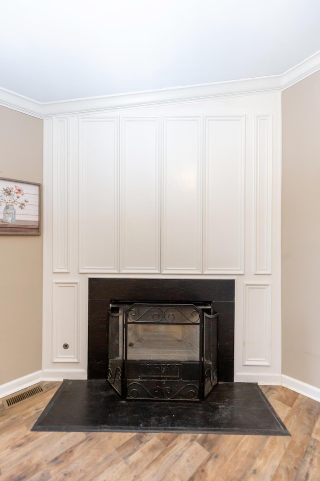 details with baseboards, wood finished floors, visible vents, and crown molding