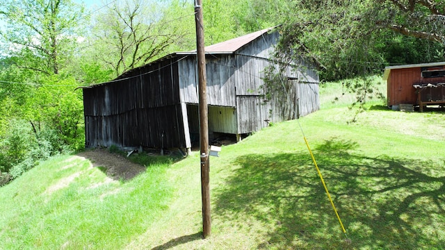 view of yard featuring an outdoor structure