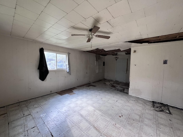 empty room featuring ceiling fan