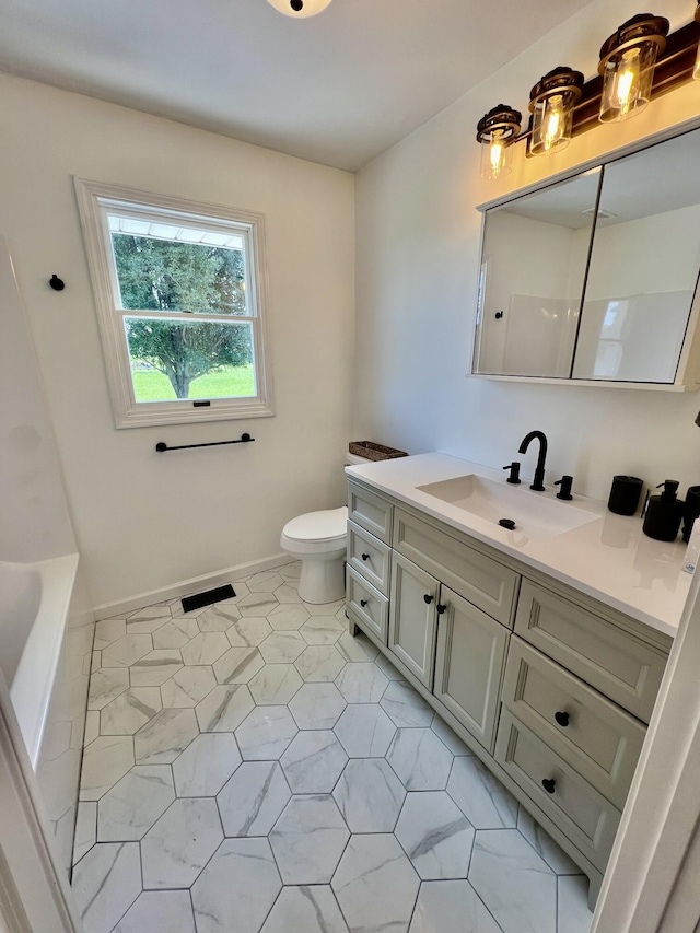 full bath with toilet, vanity, a bathtub, baseboards, and visible vents