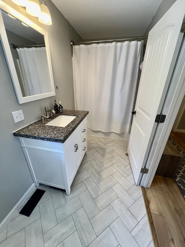 full bath featuring curtained shower and vanity