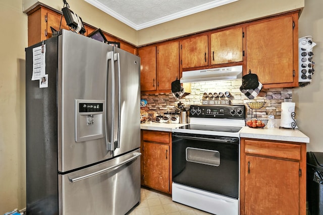 kitchen with tasteful backsplash, stainless steel fridge, electric stove, light countertops, and under cabinet range hood