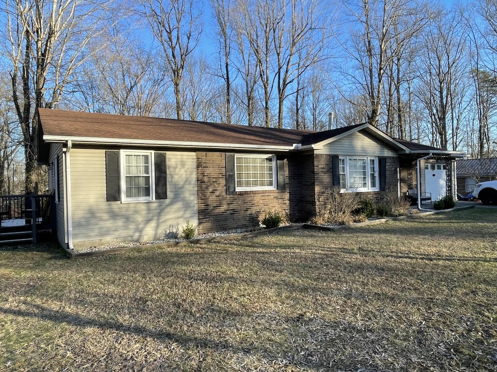 view of front of home featuring a front lawn