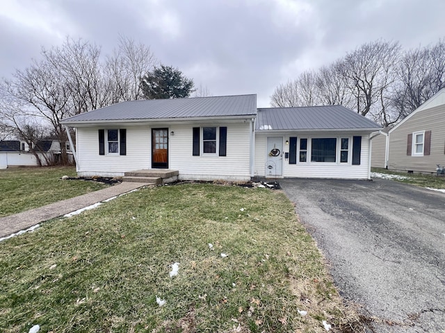 single story home featuring a front yard