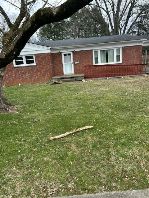 view of front of property featuring a front yard