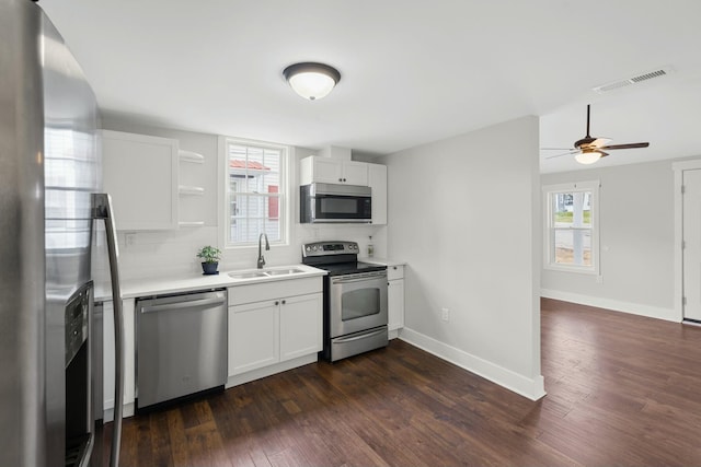 kitchen with tasteful backsplash, visible vents, stainless steel appliances, light countertops, and a sink