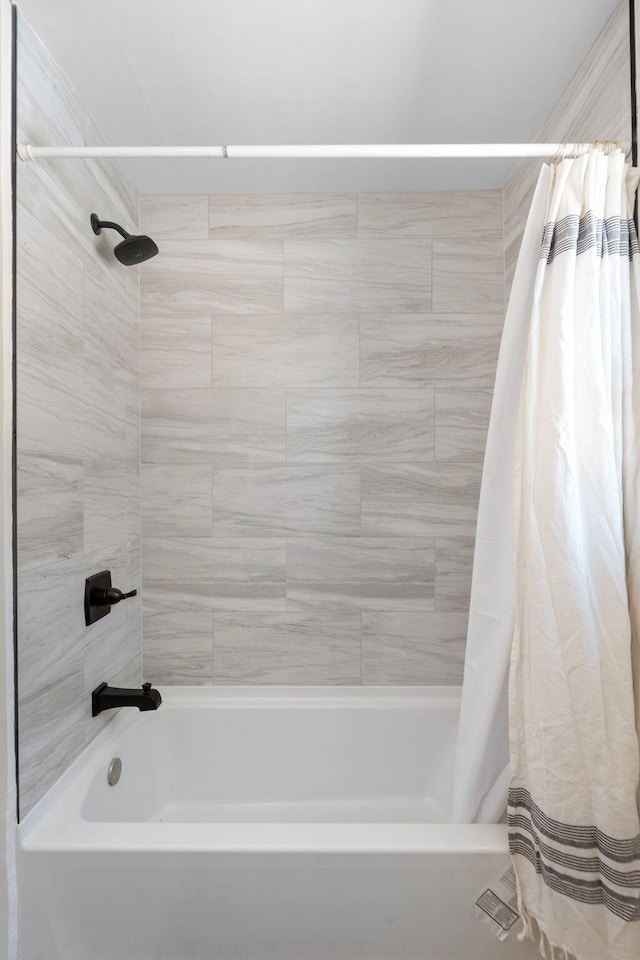 bathroom with shower / tub combo