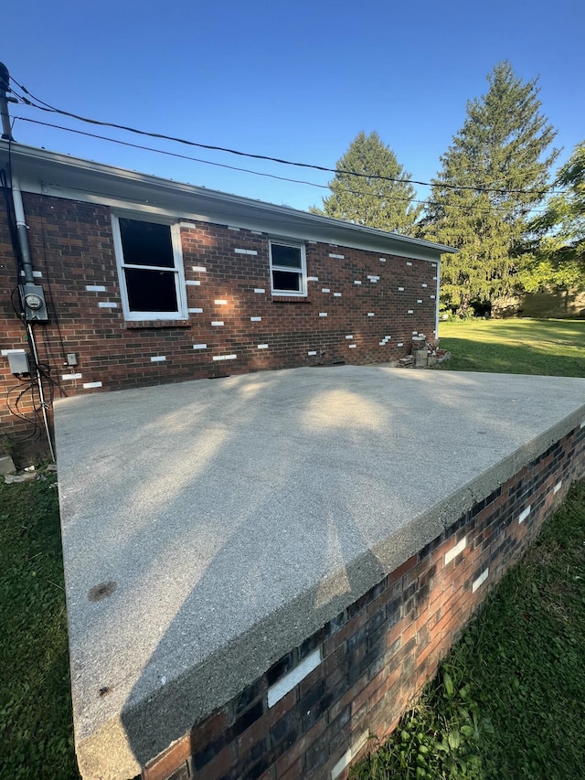 view of side of property featuring a yard