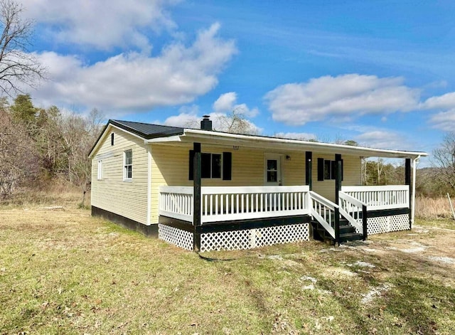 view of front of home featuring a front lawn