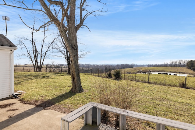 view of yard featuring a rural view