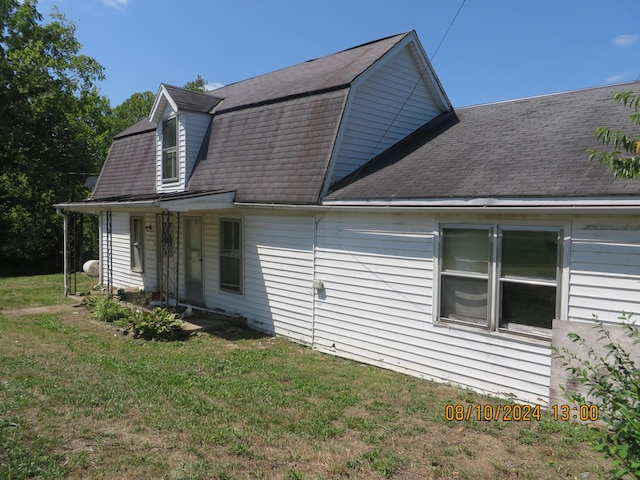 view of side of property featuring a lawn