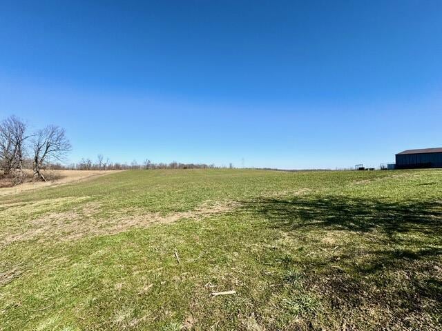 view of yard featuring a rural view