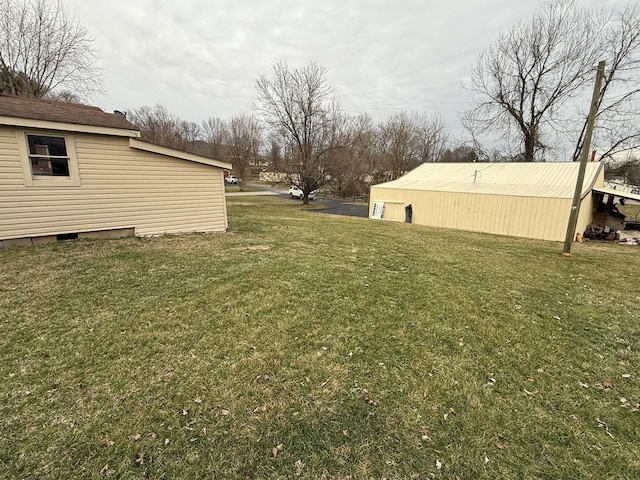 view of yard with a pole building and an outbuilding