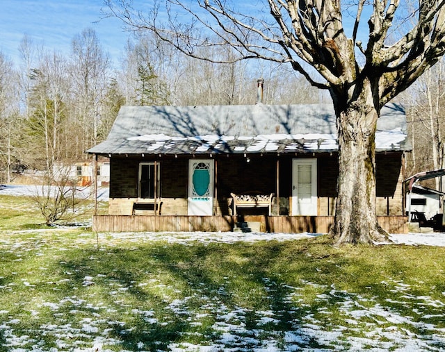 view of front of house featuring a lawn