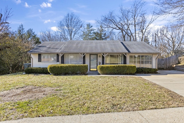 ranch-style home featuring a front lawn and brick siding