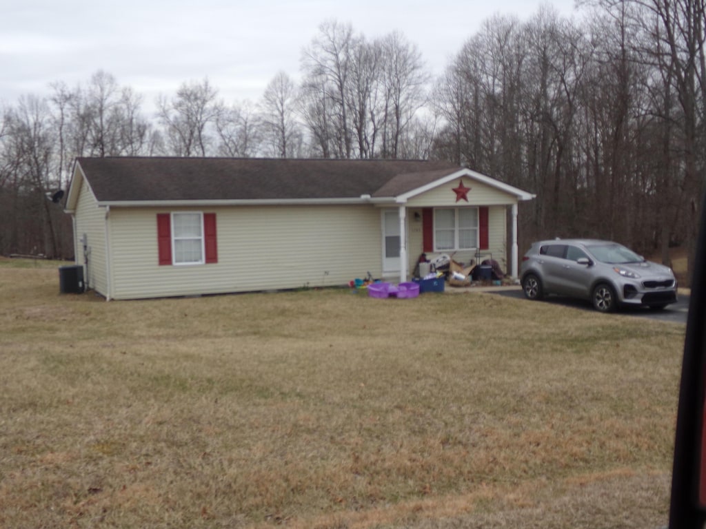 view of front of house featuring a front lawn