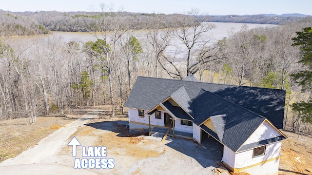 birds eye view of property featuring a forest view