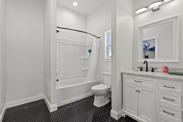 full bathroom with baseboards, toilet, shower / tub combo with curtain, vanity, and recessed lighting