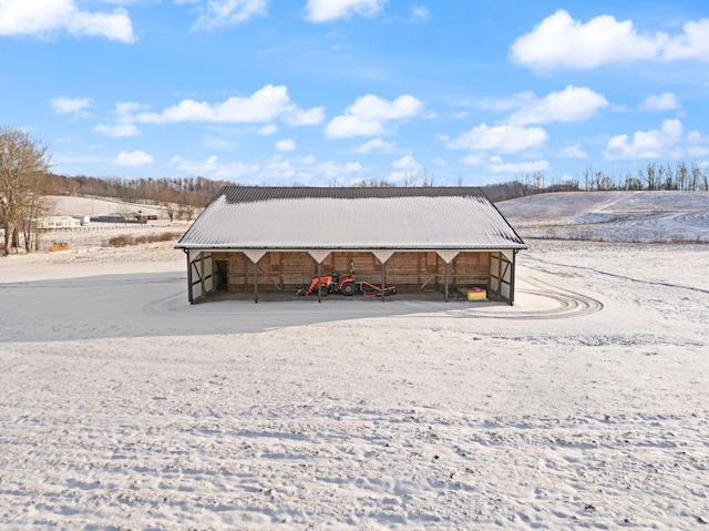 view of outdoor structure with an outbuilding