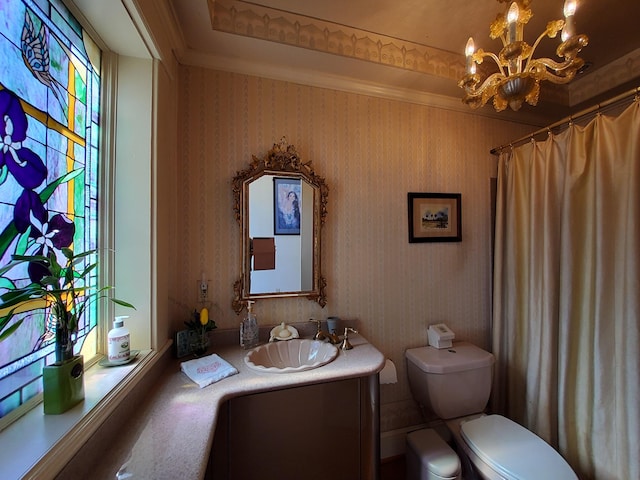 full bathroom with a notable chandelier, vanity, toilet, and wallpapered walls