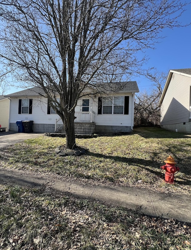 view of front of house with a front lawn