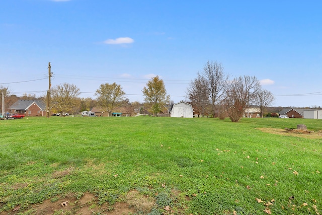 view of yard featuring an outdoor structure