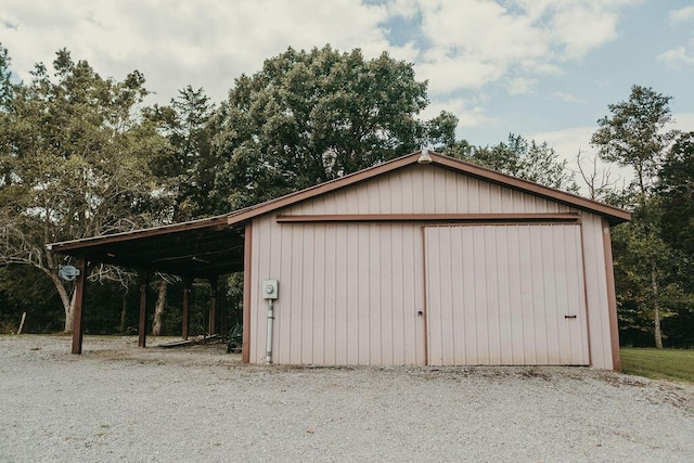 view of outdoor structure featuring an outbuilding