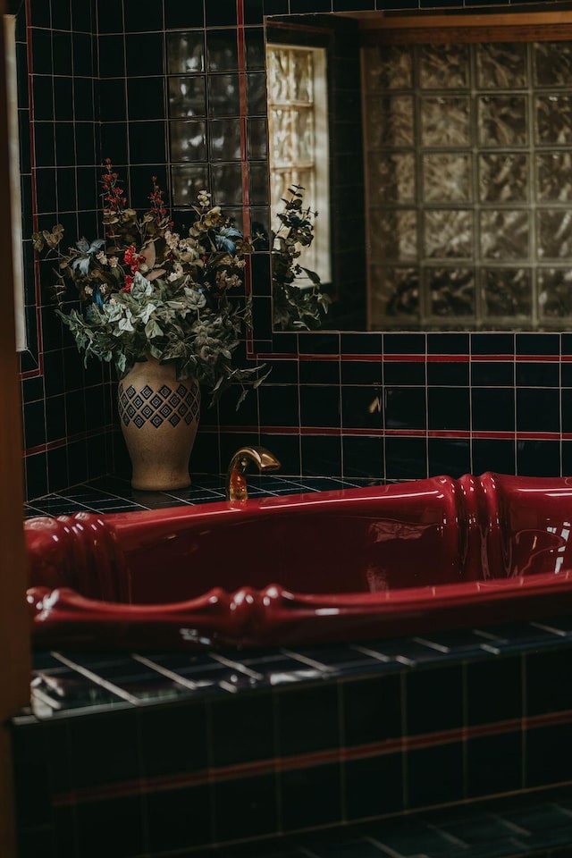 room details featuring decorative backsplash