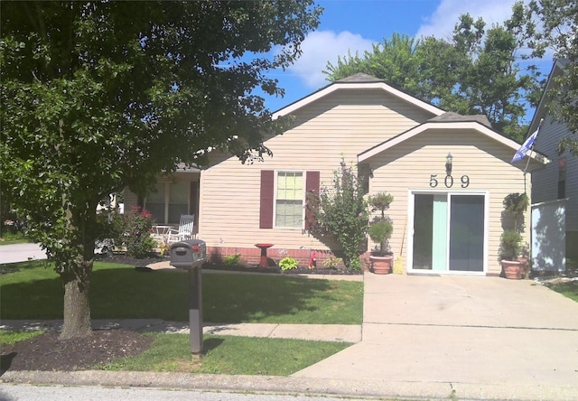 view of front facade with a front lawn