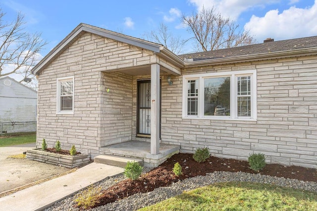 view of front of property featuring a shingled roof