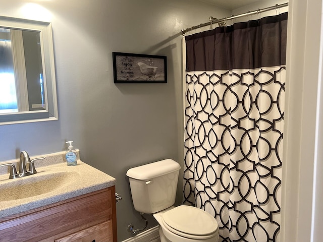 full bath with vanity, toilet, and a shower with curtain