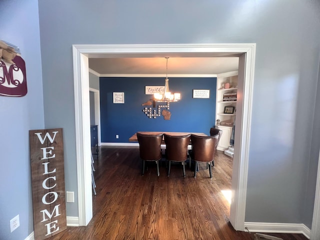 dining area featuring a chandelier, dark wood-style flooring, crown molding, and baseboards