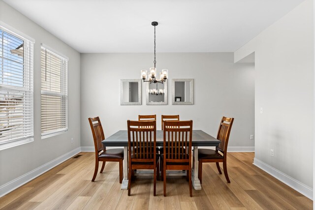 dining space with a chandelier, light wood-type flooring, baseboards, and recessed lighting