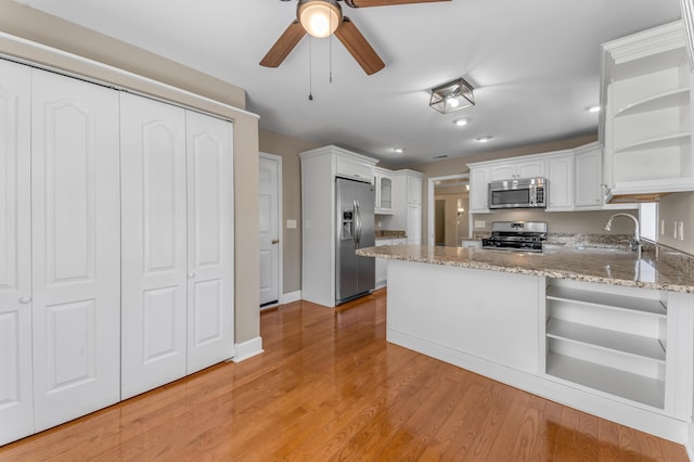 1649 Silver Pheasant Cir, Lexington, KY 40511 - kitchen featuring open shelves, a sink, ceiling fan, a peninsula, and stainless steel appliances