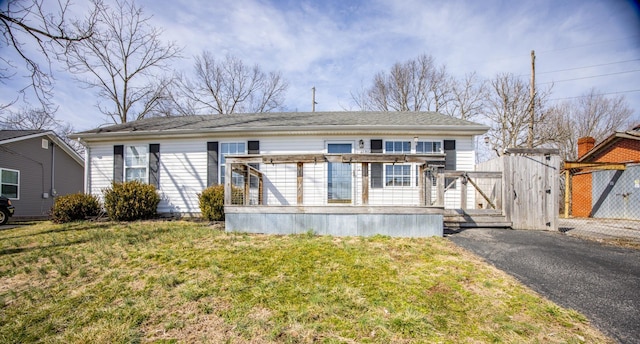 view of front of property featuring a front yard and a gate