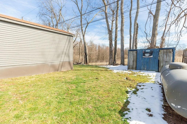 view of yard with an outbuilding