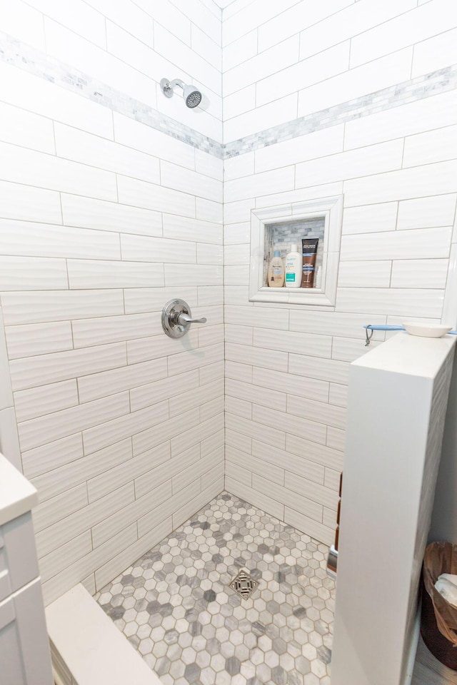 bathroom featuring tiled shower