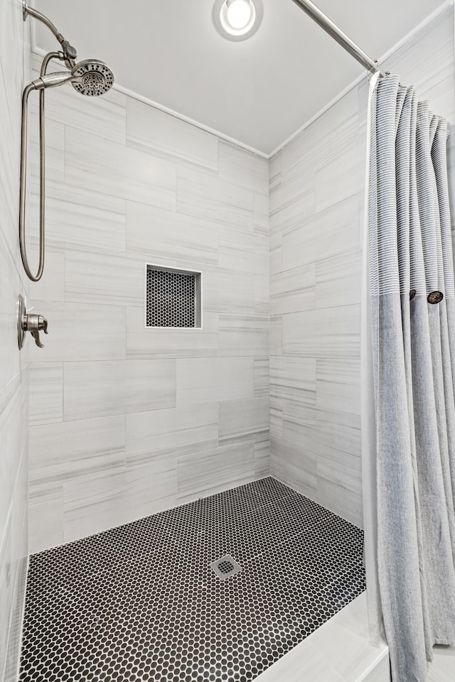 full bath with tiled shower