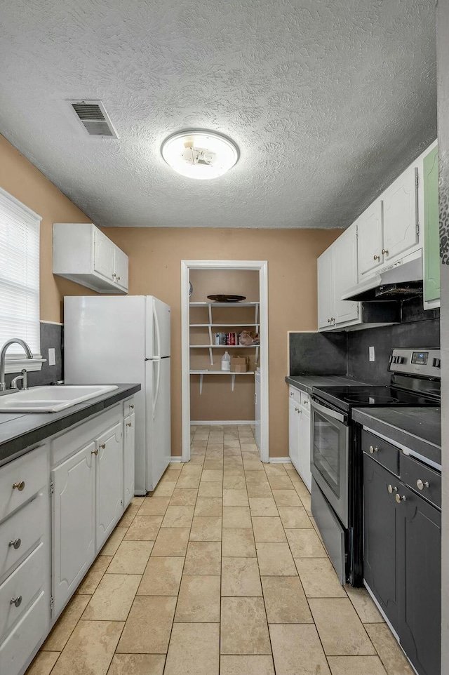 kitchen with visible vents, electric range, white cabinetry, a sink, and under cabinet range hood