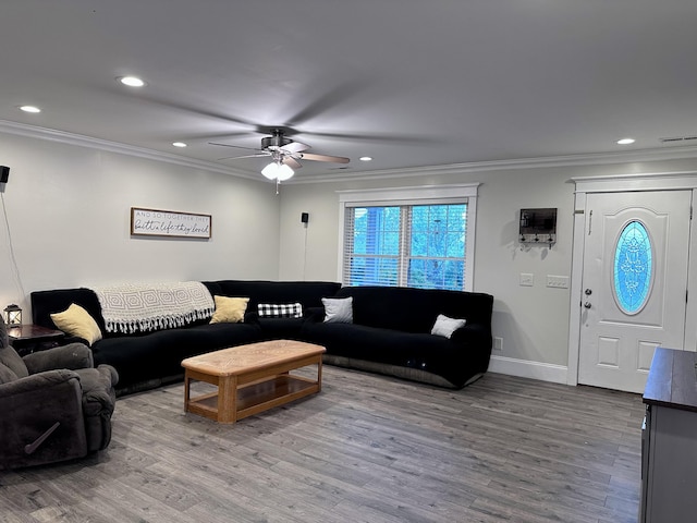 1232 Hurt Ln, Lancaster, KY 40444 - living area featuring crown molding, wood finished floors, baseboards, ceiling fan, and recessed lighting