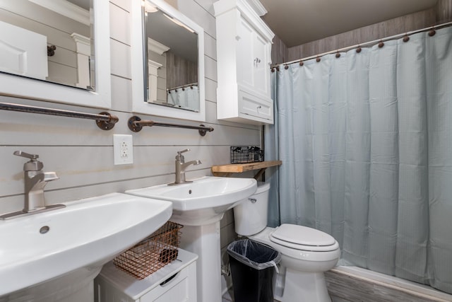 1232 Hurt Ln, Lancaster, KY 40444 - full bath with toilet, curtained shower, a sink, and wood finished floors