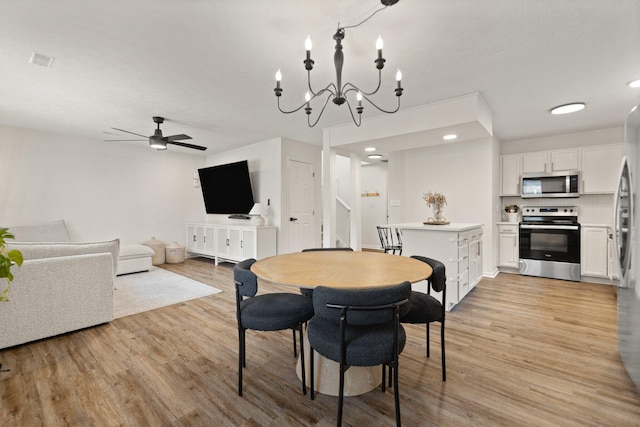 dining space featuring light wood-style floors, recessed lighting, visible vents, and ceiling fan